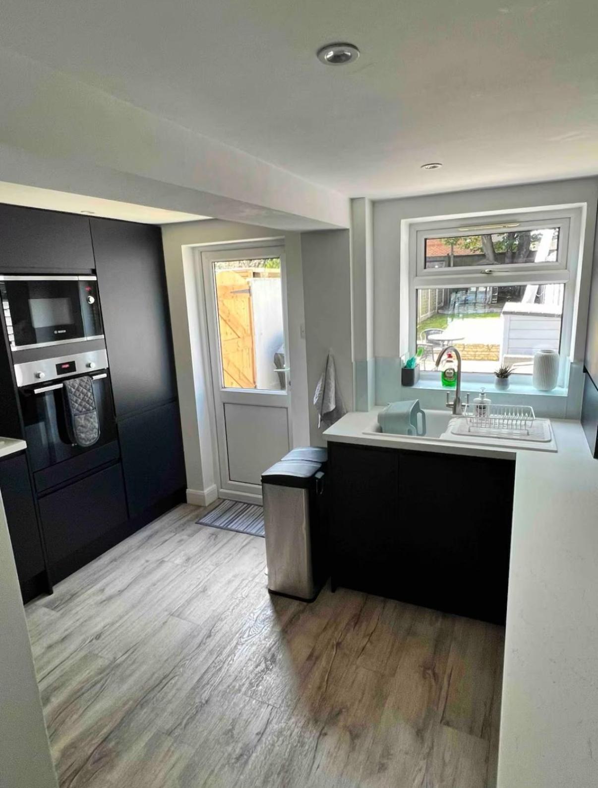 Modern 2 Bed House In Rainham, Kent - Central Location Рейнхем Экстерьер фото