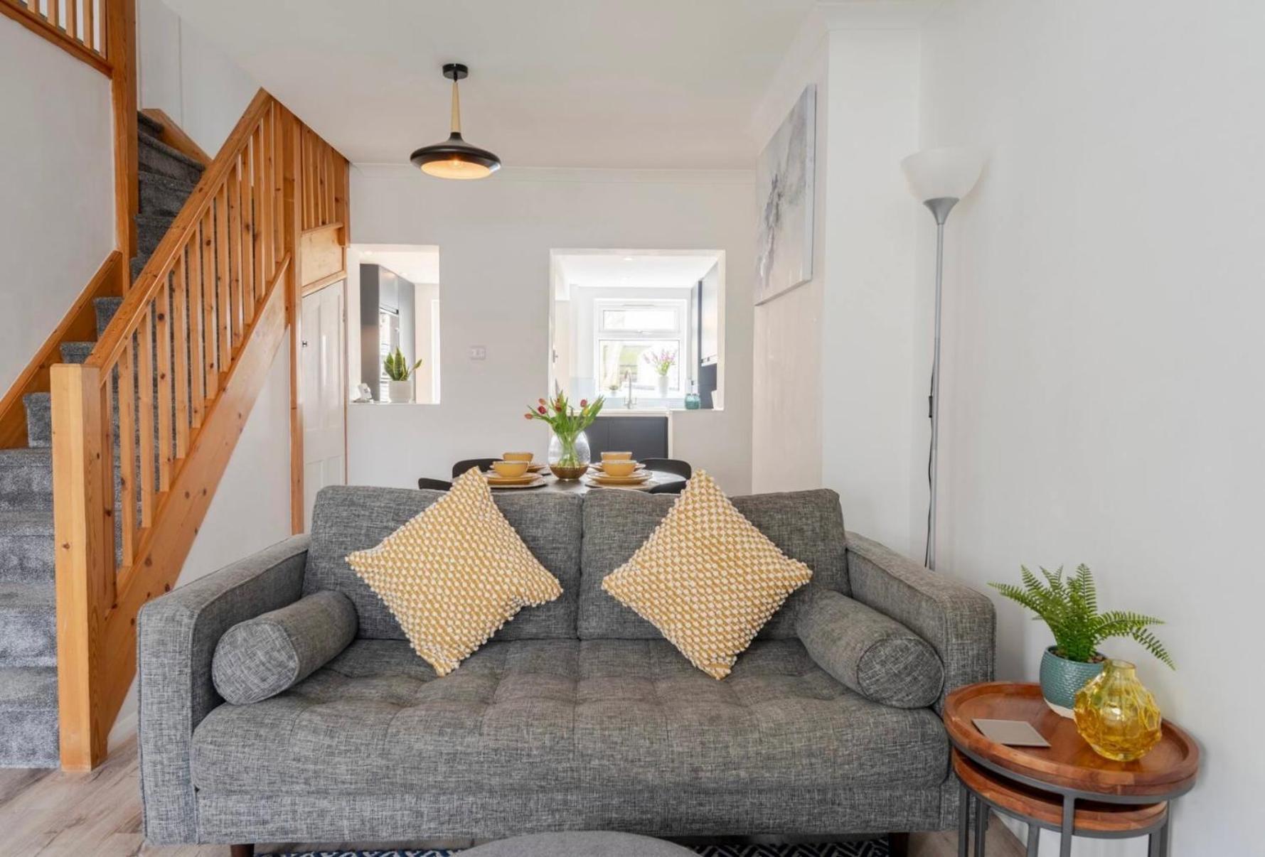 Modern 2 Bed House In Rainham, Kent - Central Location Рейнхем Экстерьер фото